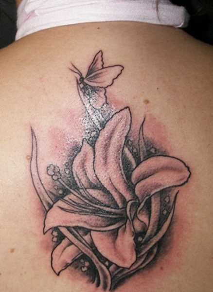 Tatuagem na coluna da menina - o lírio e a borboleta