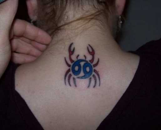 Tatuagem na coluna da menina - signo de câncer