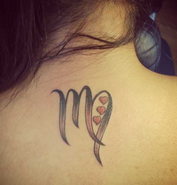 Tatuagem na coluna da menina - signo de virgem e corações