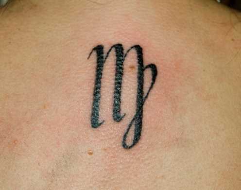 Tatuagem na coluna da menina - signo de virgem