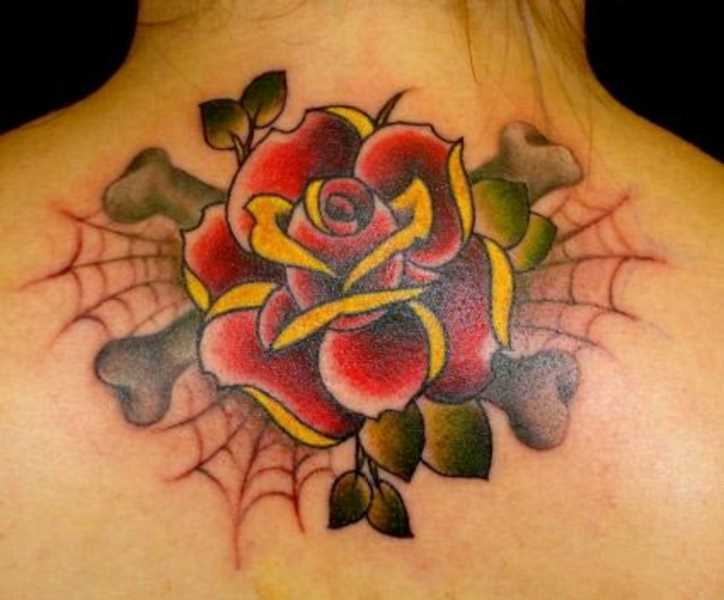 Tatuagem na coluna da menina - teia de aranha, rosa e osso