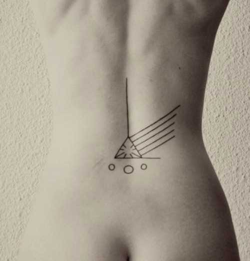 Tatuagem na coluna da menina - triângulo