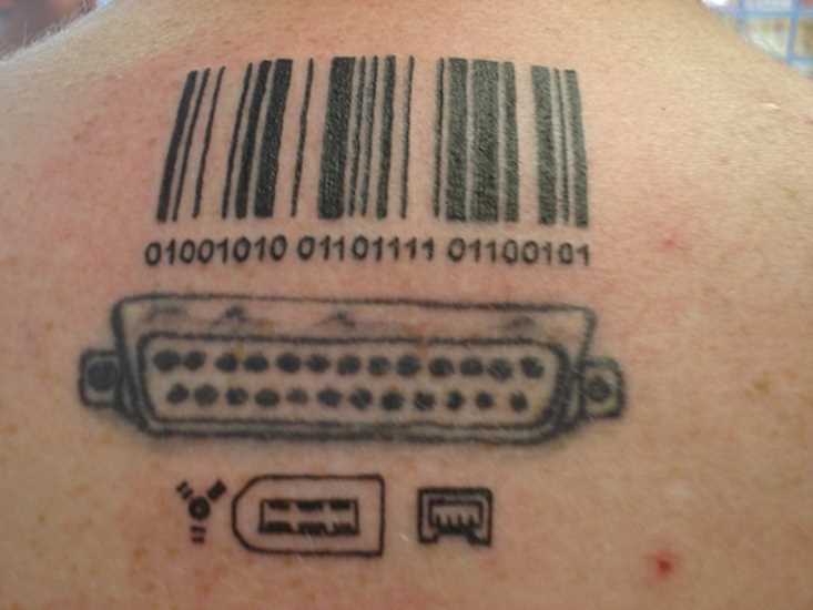Tatuagem na coluna do cara - código de barras