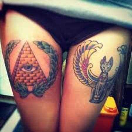 Tatuagem na coxa da menina - a pirâmide