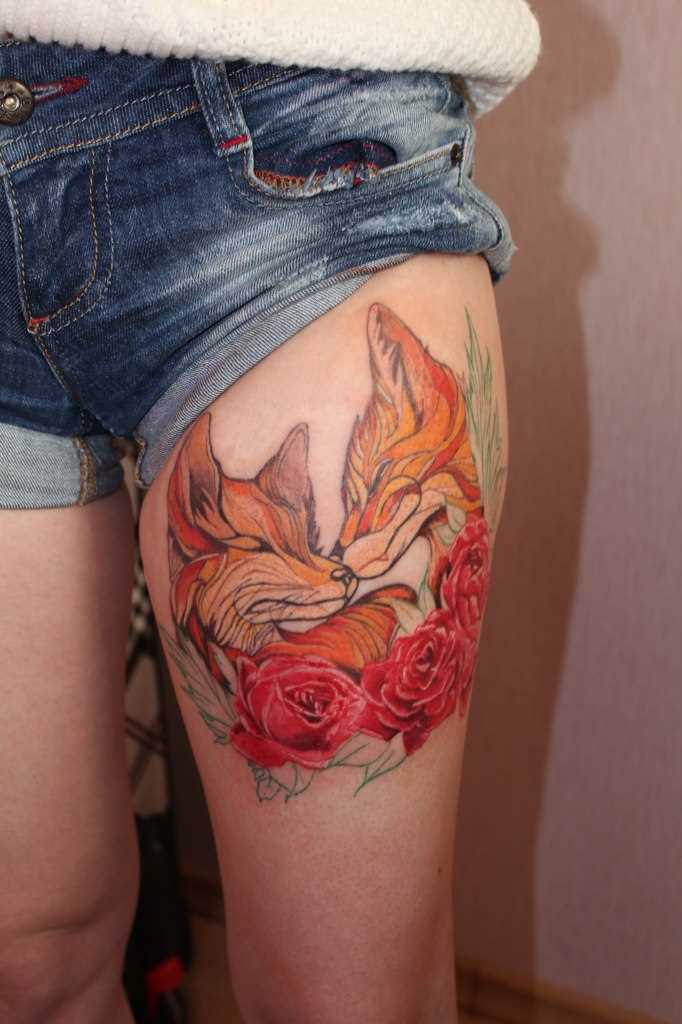 Tatuagem na coxa da menina - a raposa, e a raposa