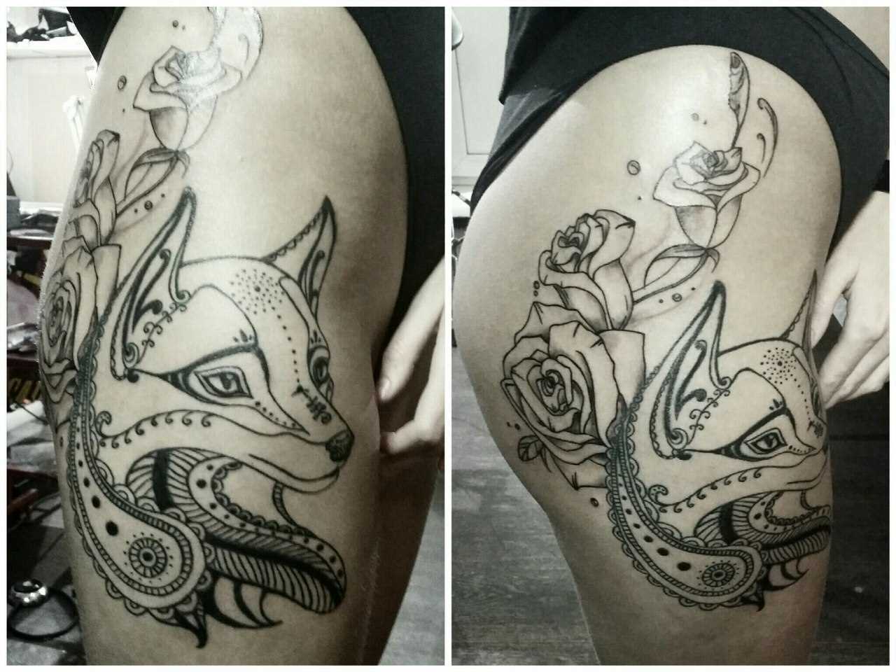 Tatuagem na coxa da menina - a raposa e as rosas