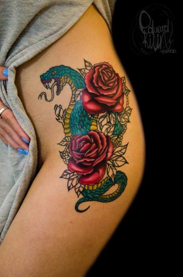 Tatuagem na coxa da menina - a serpente e a rosa