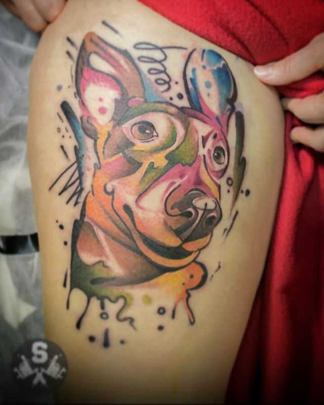 Tatuagem na coxa da menina - cão