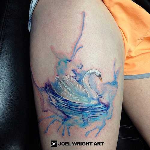 Tatuagem na coxa da menina - cisne branco