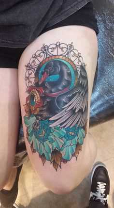 Tatuagem na coxa da menina - cisne negro