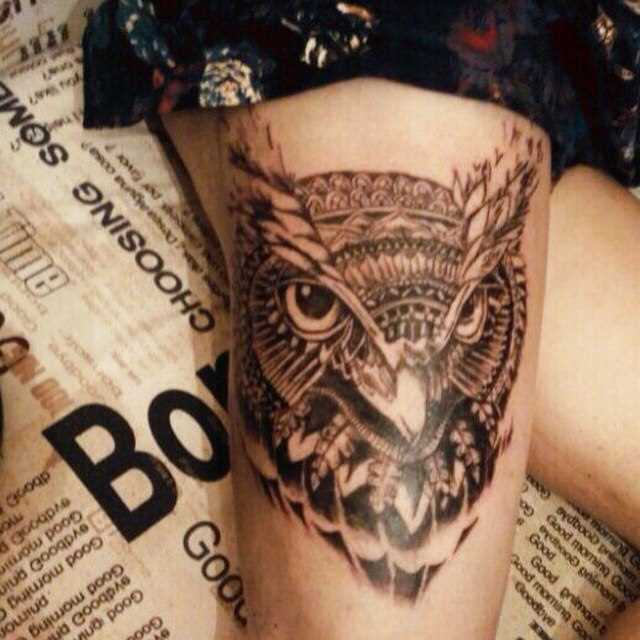 Tatuagem na coxa da menina - coruja