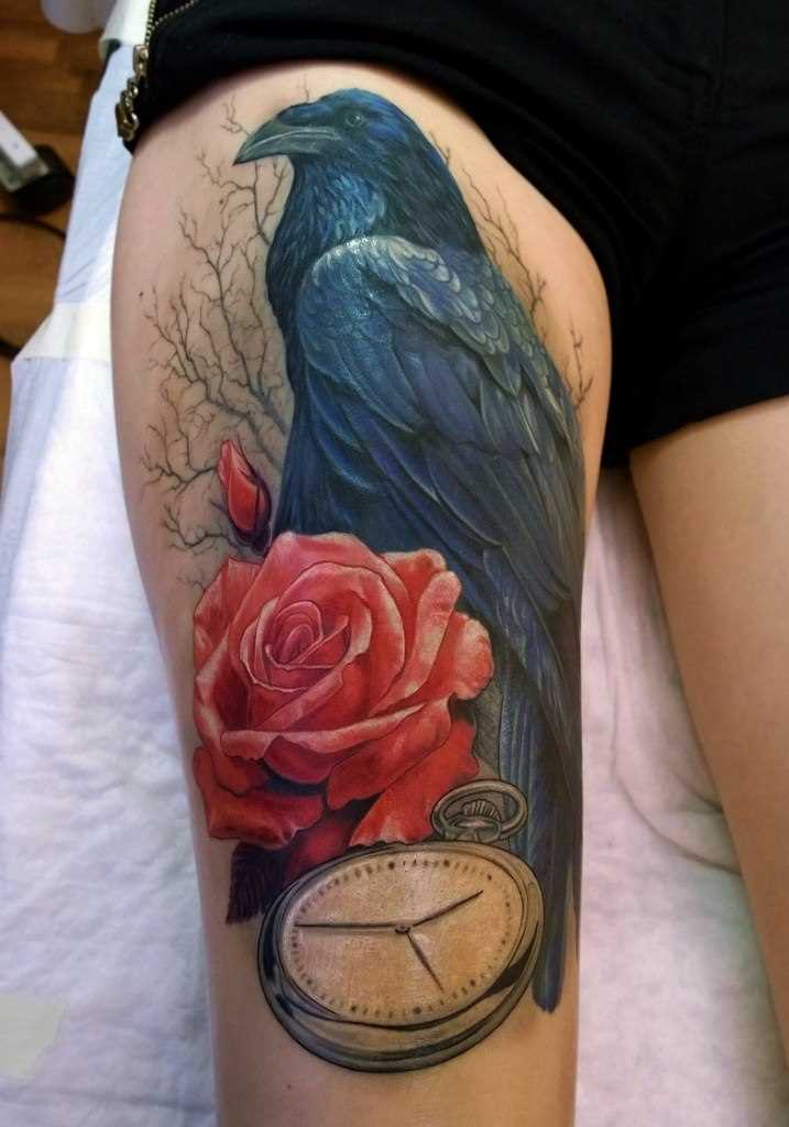 Tatuagem na coxa da menina - corvo, rosa e relógios