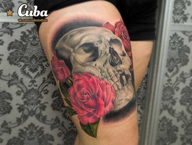 Tatuagem na coxa da menina de crânio e rosas