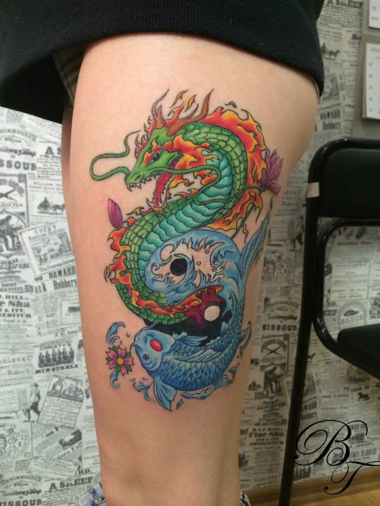 Tatuagem na coxa da menina de dragão, carpa e o