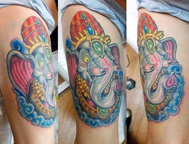 Tatuagem na coxa da menina - elefante Ganesh