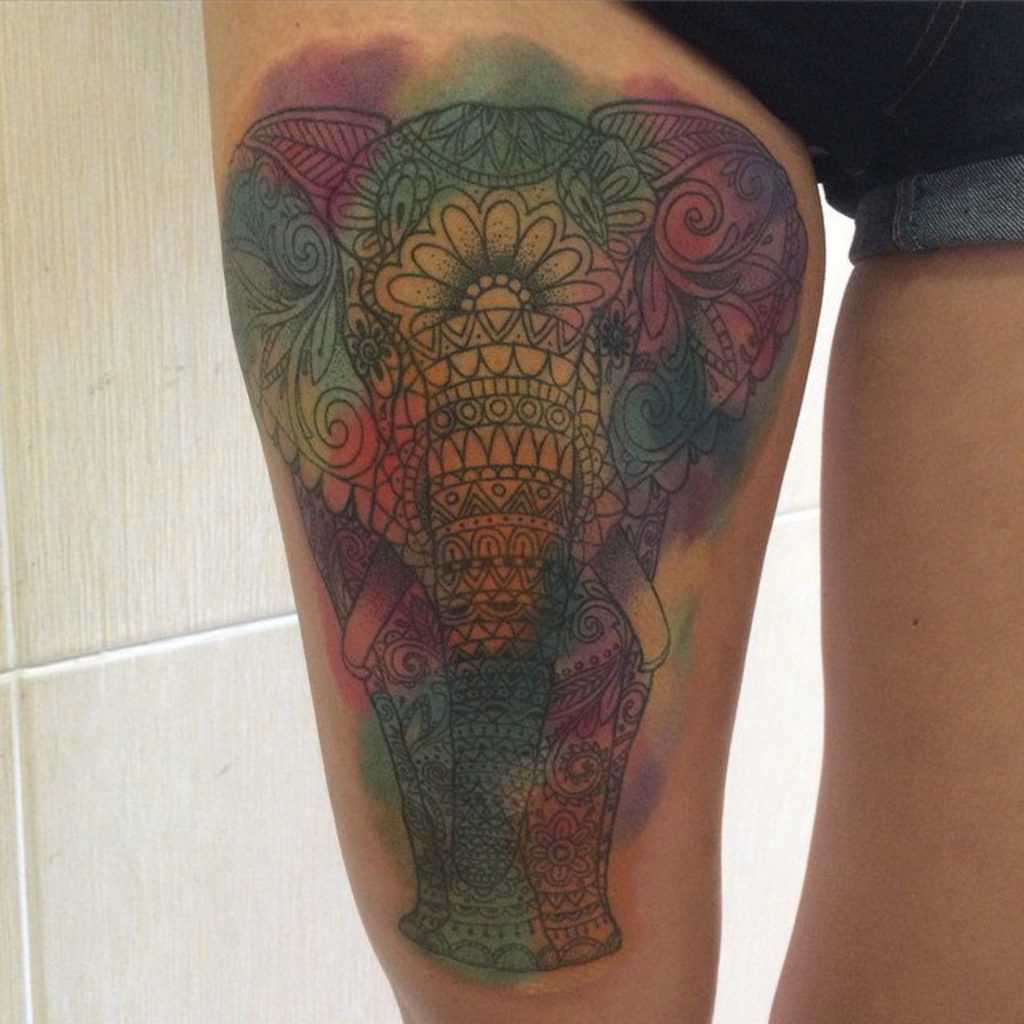 Tatuagem na coxa da menina - elefante