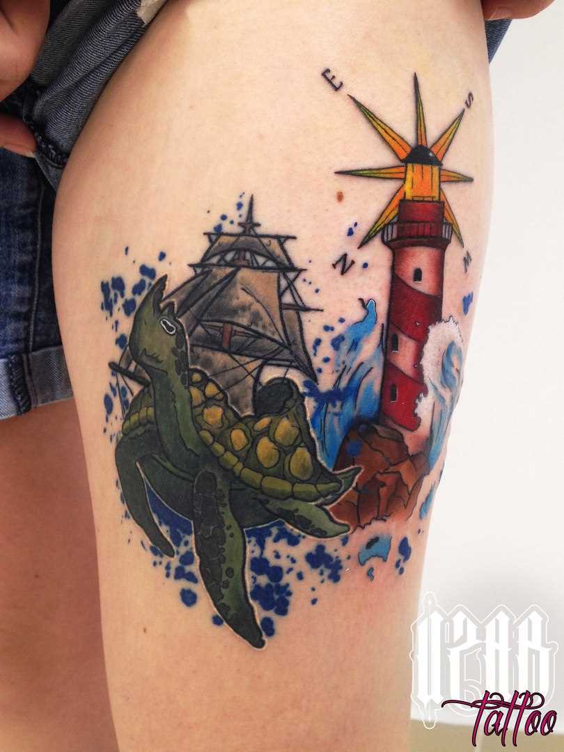 Tatuagem na coxa da menina - farol, o navio e a tartaruga