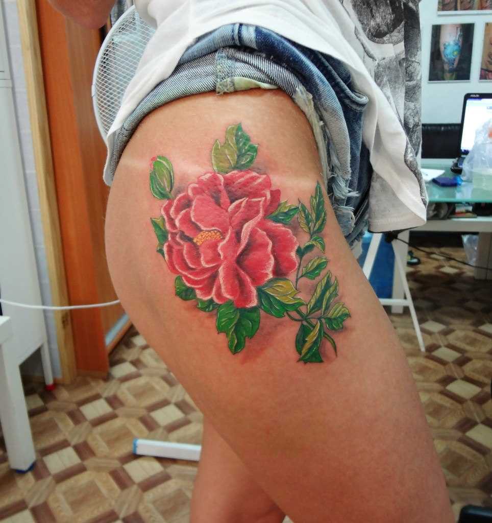 Tatuagem na coxa da menina - flor