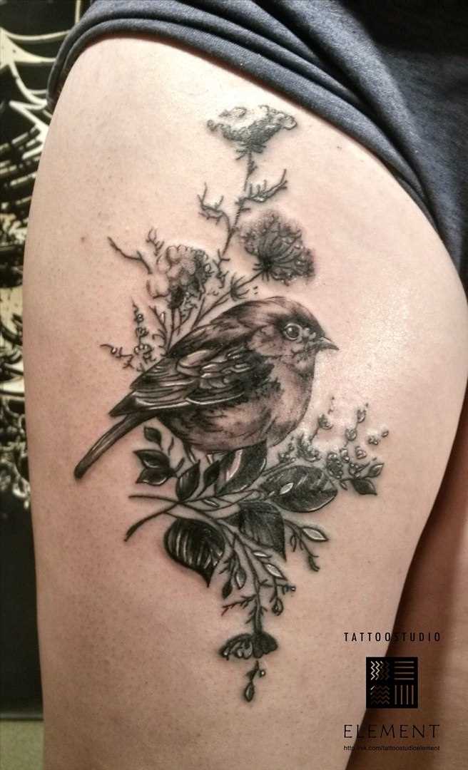 Tatuagem na coxa da menina - flores e pássaro