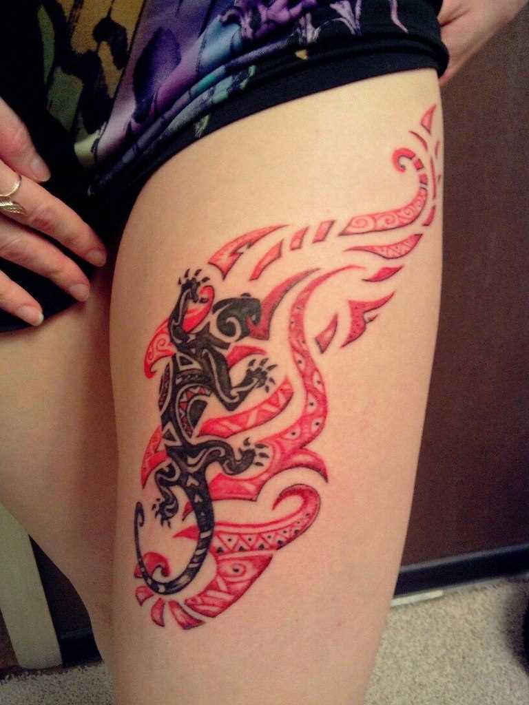 Tatuagem na coxa da menina - lagarto