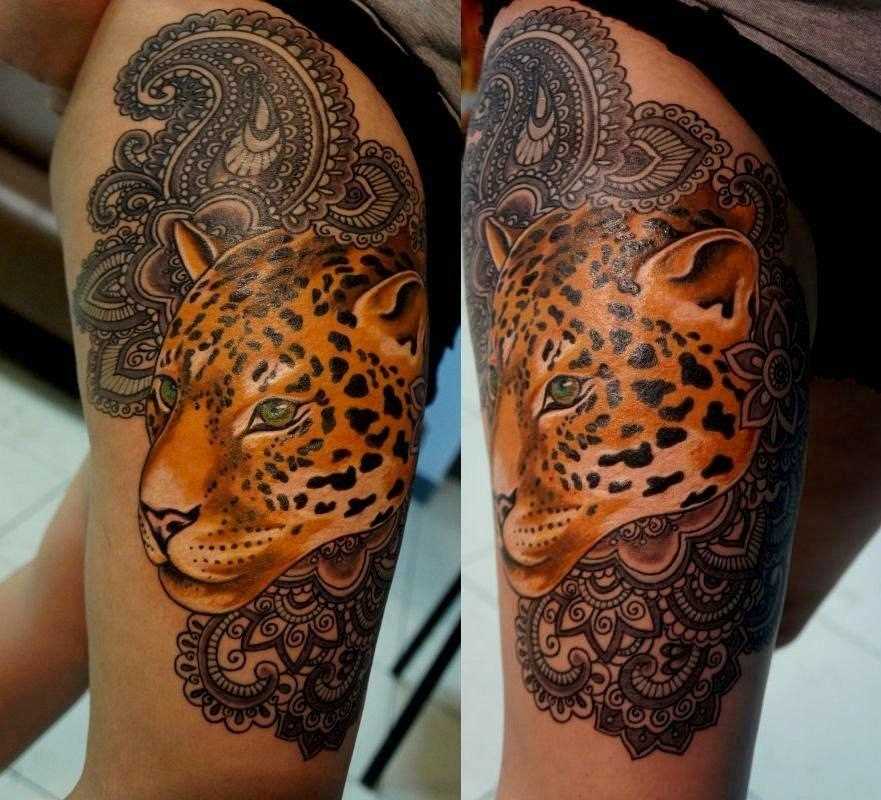 Tatuagem na coxa da menina - leopardo