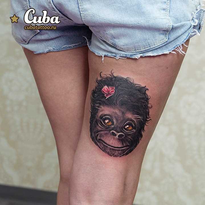 Tatuagem na coxa da menina - macaco