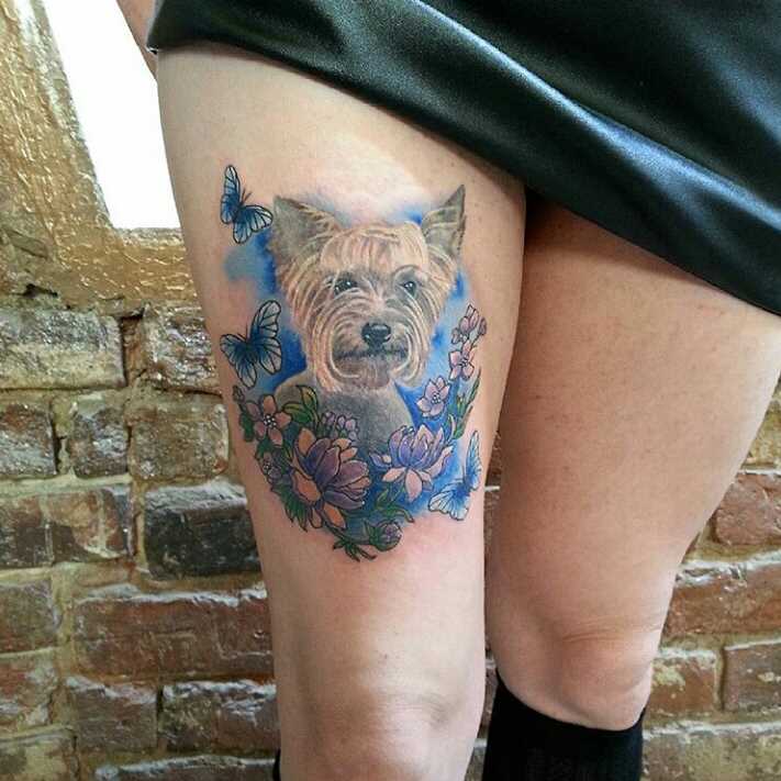 Tatuagem na coxa da menina - o cão