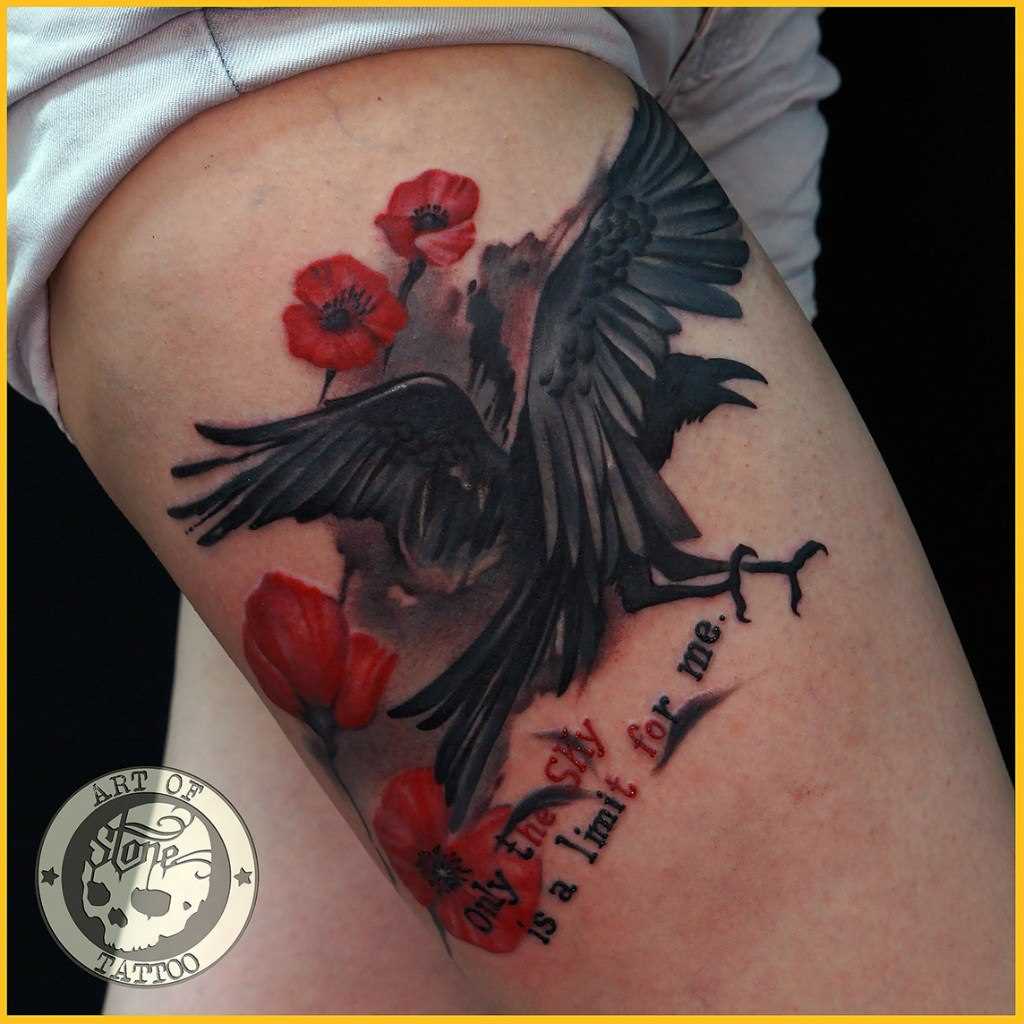 Tatuagem na coxa da menina - o corvo