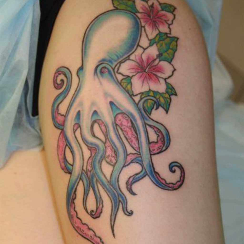 Tatuagem na coxa da menina - polvo e flores