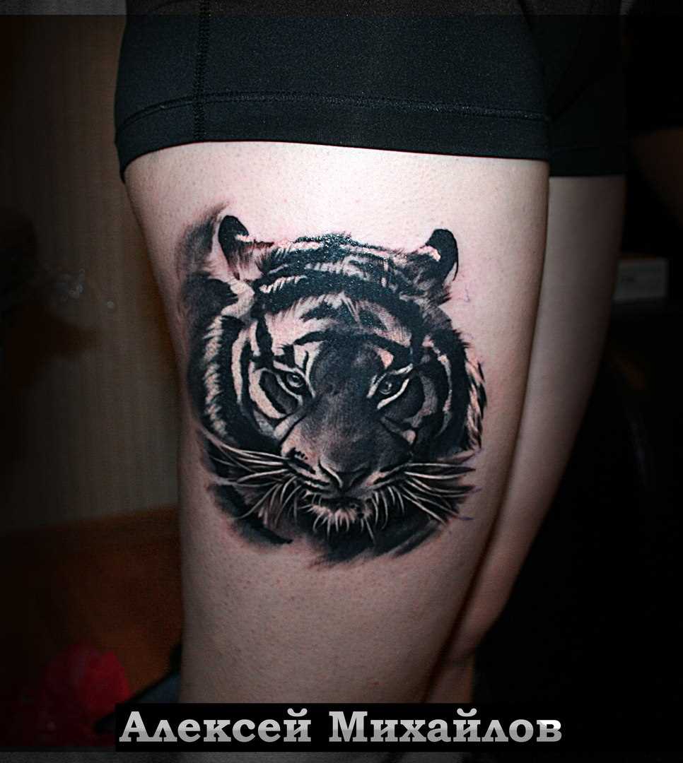 Tatuagem na coxa da menina - tigre
