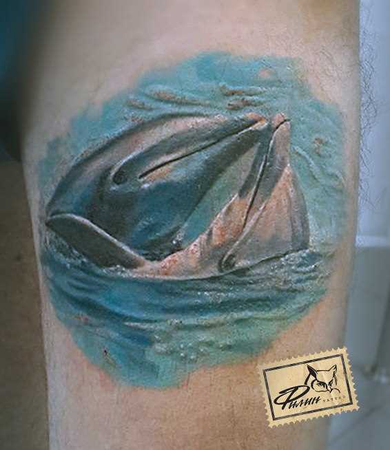 Tatuagem na coxa do cara - golfinhos
