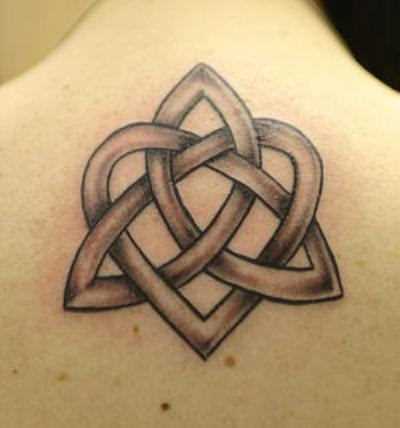 Tatuagem na espinha, as meninas - celtas triângulos