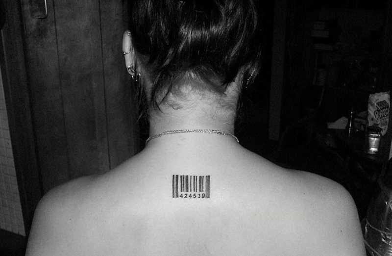 Tatuagem na espinha, as meninas - código de barras