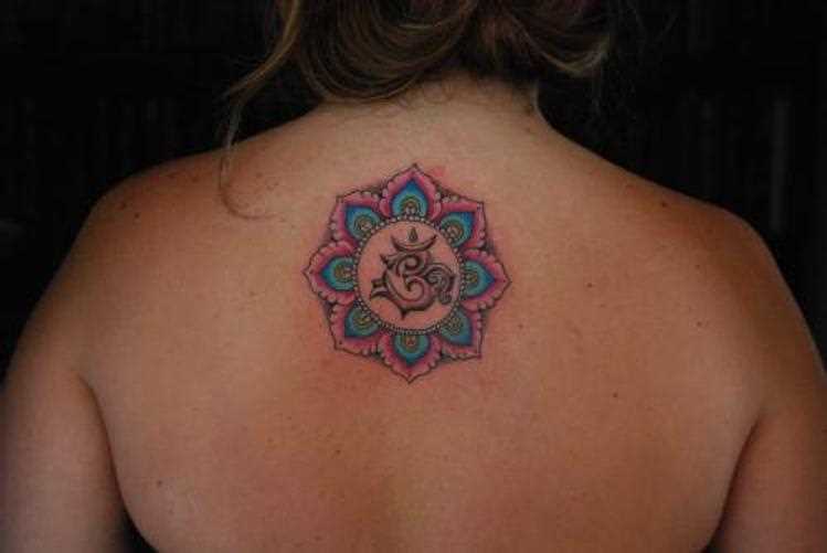 Tatuagem na espinha, as meninas - mandala e o símbolo Ohm