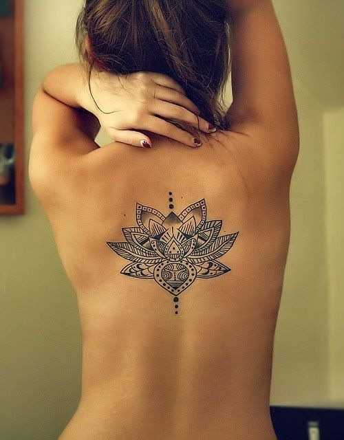 Tatuagem na espinha, as meninas - mandala em forma de uma flor de lótus