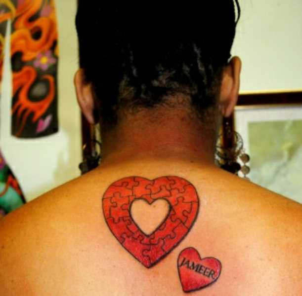 Tatuagem na espinha, as meninas quebra - cabeças em forma de coração