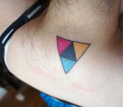 Tatuagem na espinha, as meninas são triângulos
