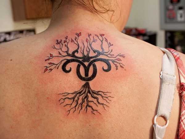 Tatuagem na espinha, as meninas - signo de áries e a árvore