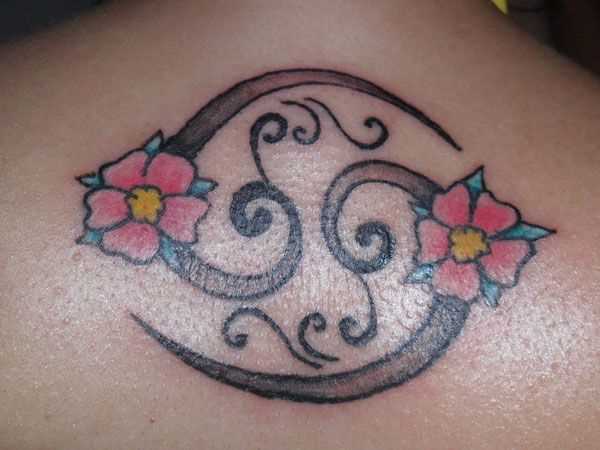 Tatuagem na espinha, as meninas - signo de câncer e flores