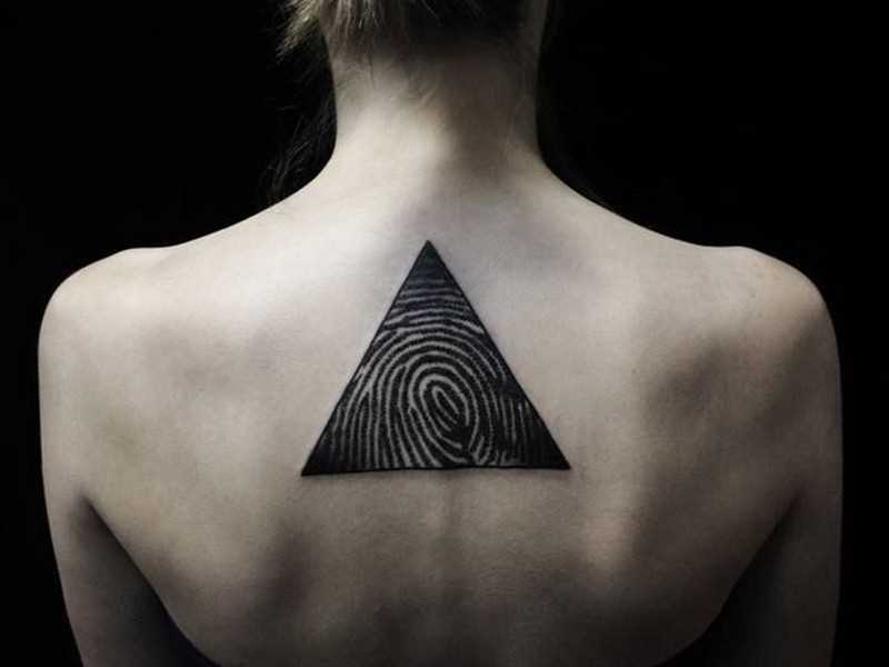 Tatuagem na espinha, as meninas - triângulo com a impressão digital de um dedo dentro