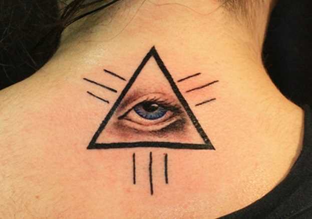 Tatuagem na espinha, as meninas - triângulo com um olho dentro de um