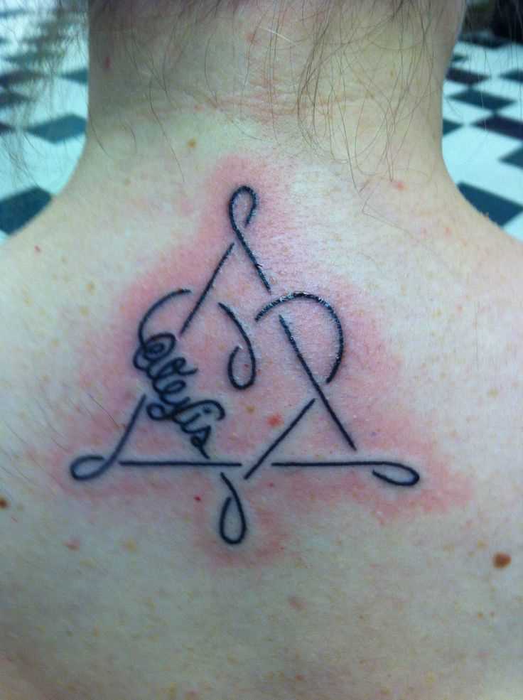 Tatuagem na espinha, as meninas - triângulo, coração e inscrição