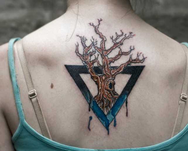 Tatuagem na espinha, as meninas - triângulo e a árvore
