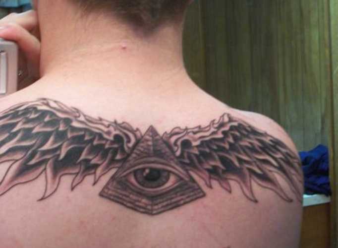Tatuagem na espinha cara - a pirâmide com o olho e asas