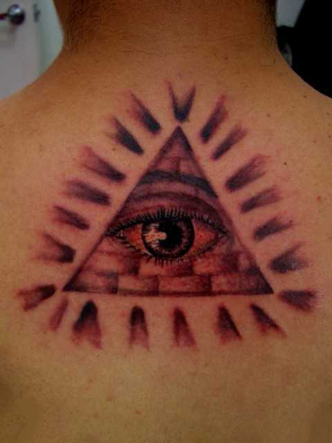 Tatuagem na espinha cara - a pirâmide com o olho