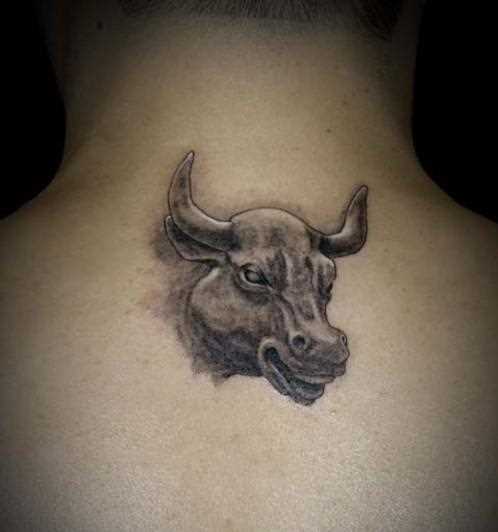 Tatuagem na espinha cara - cabeça de touro