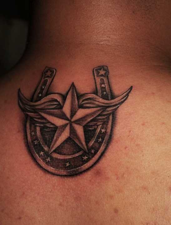 Tatuagem na espinha cara - de ferradura, as asas e a estrela