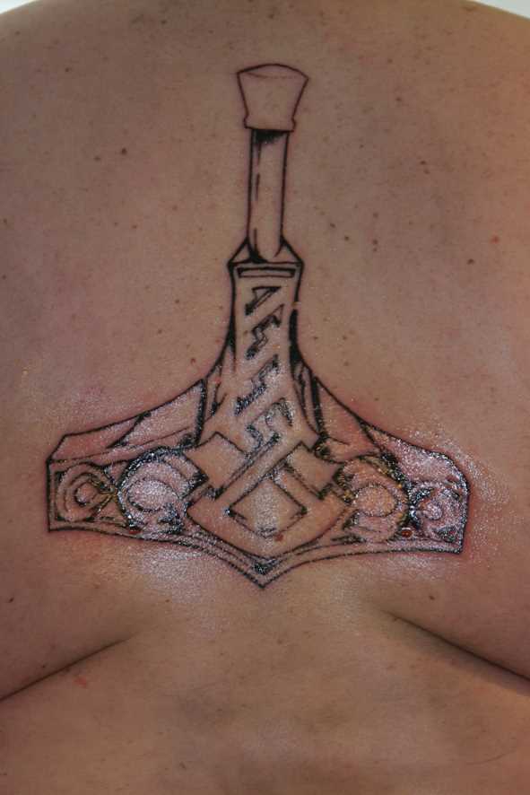 Tatuagem na espinha cara - de-martelo