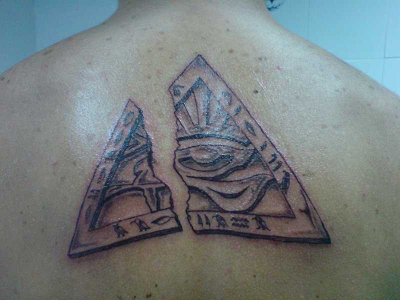 Tatuagem na espinha cara - quebrada a pirâmide com o olho