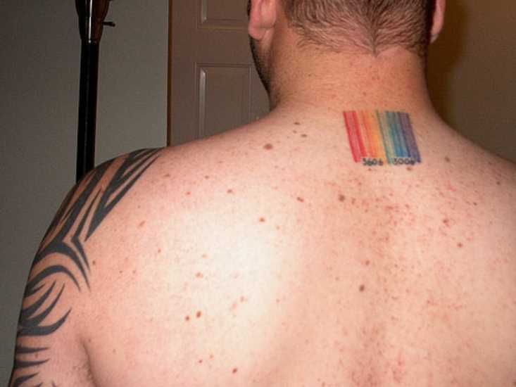 Tatuagem na espinha cara - varias cores o código de barras